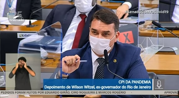 Flávio aponta conchavo de Renan com Witzel, que tem a mão suja de sangue