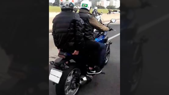 Bolsonaro comete crime ao cobrir placa de moto
