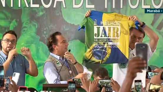 Bolsonaro faz propaganda eleitoral antecipada e exibe camiseta com slogan de campanha