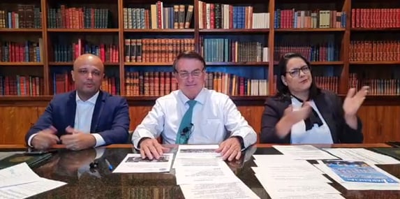 Bolsonaro diz que usar máscara dentro do carro reduz oxigenação no cérebro