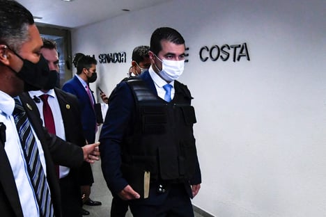 Deputado chega ao Senado com uma bíblia e colete à prova de balas