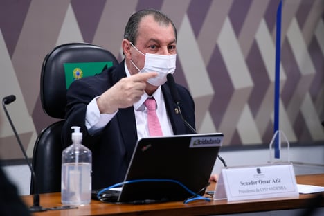 “Seu negacionista, você induziu a morte de brasileiros”, diz Omar a Fakhoury