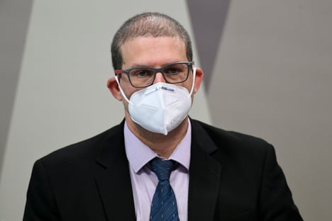 400 mil mortes poderiam não ter acontecido, diz epidemiologista na CPI