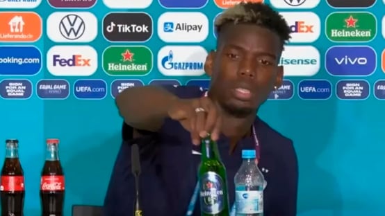 Pogba imita Cristiano Ronaldo e afasta garrafa de cerveja durante entrevista