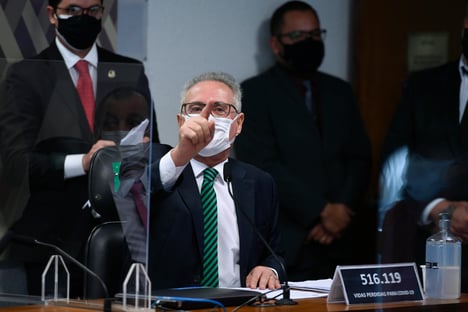 “Me erra, e responda às acusações que pesam sobre você”, diz Renan a Flávio Bolsonaro; assista