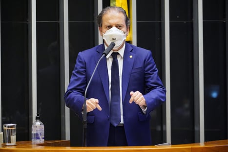 “Quem sugere que brasileiros comprem fuzis, esquece os problemas do país”, diz líder do PSDB