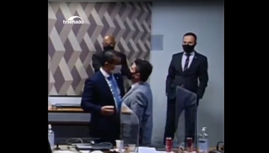 Senador Marcos do Val empurra deputado Luis Miranda; assista