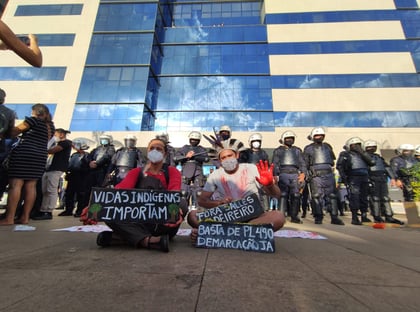 Índios entram em confronto com PM em Brasília