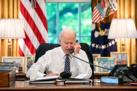 Biden assina plano de infraestrutura de US$ 1,2 trilhão