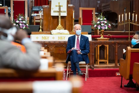 Bispos católicos dos EUA cogitam negar comunhão a Biden