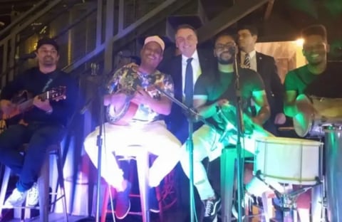Bolsonaro comemora as quase 500 mil mortes com festa e pagode