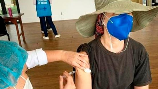 Fernanda Torres se vacina com AstraZeneca depois de recusar o imunizante