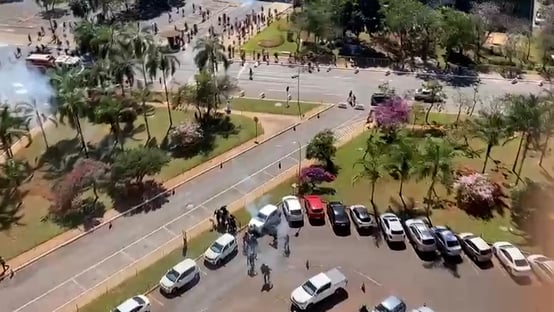 Com bombas e flechas, policiais e índios se enfrentam em frente ao Congresso; assista