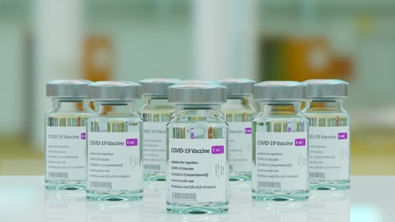 Segunda dose da AstraZeneca não aumenta risco de trombose, diz estudo
