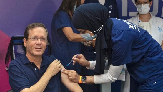 Presidente de Israel toma terceira dose da Pfizer
