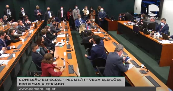Sessão da comissão da reforma política na Câmara começa caótica