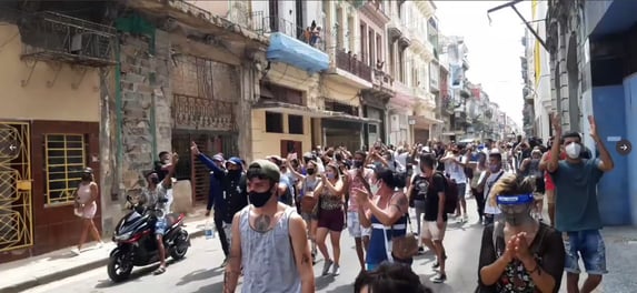 Cuba bloqueia redes sociais e WhatsApp, mas protestos seguem