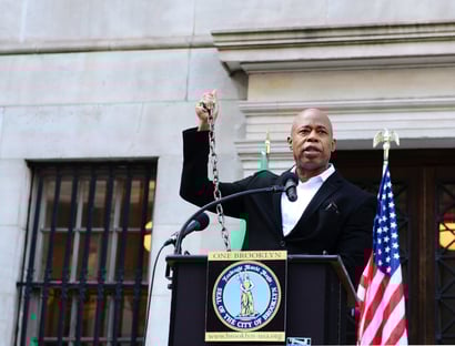 Ex-capitão de polícia vence primárias democratas para prefeitura de Nova York