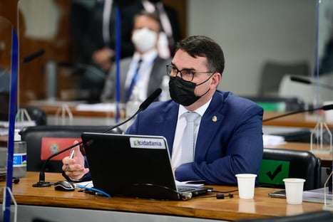 Flávio Bolsonaro: “Deu vontade de vir para o circo hoje”