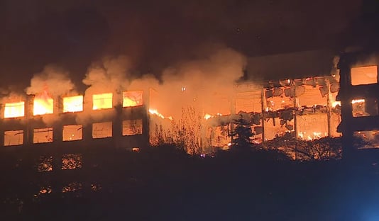 Bombeiros seguem desaparecidos após incêndio na Secretaria de Segurança do RS; assista