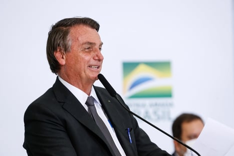 Bolsonaro diz que “Lula vendeu até a mãe para ficar no poder”