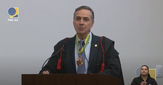 “Mentira deliberada tem dono”, diz Barroso, sobre voto impresso