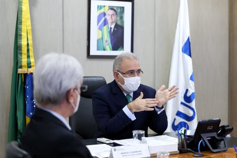 Saúde diz que vai responder na Justiça sobre doses a menos para o DF