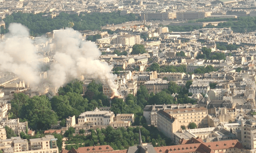 Incêndio atinge prédio no centro de Paris; assista