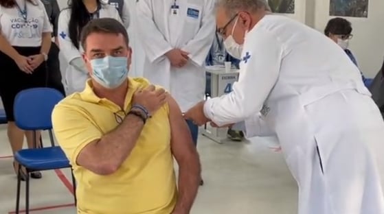 Flávio Bolsonaro é vacinado contra a Covid por Queiroga no Rio