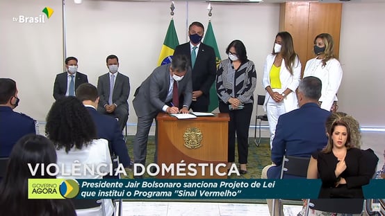 Ciro Nogueira já assina lei como ministro