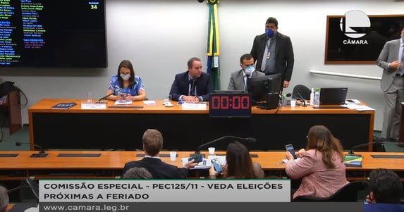 Deputados pedem vista coletiva e adiam votação de relatório da reforma política