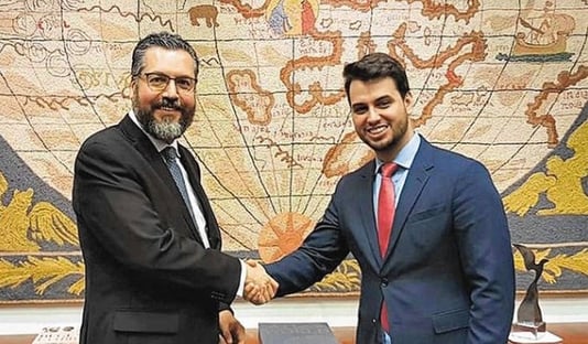 Reuniões paralelas de Ernesto e Filipe Martins levantam suspeita sobre programa espião