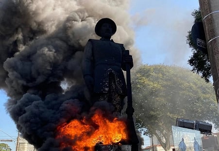 Incêndio da estátua de Borba Gato foi bancado por vaquinha