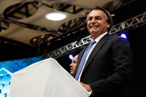 Crusoé: em data limite para vacinas da OMS, Bolsonaro viajou para receber homenagem