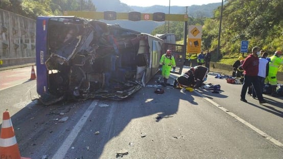 Ônibus com time de futsal tomba e deixa 2 mortos e 20 feridos no Paraná