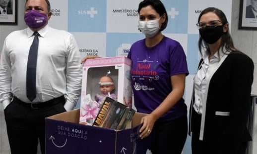 Após deixar Saúde, namorada de Pazuello é nomeada em hospital militar de Brasília