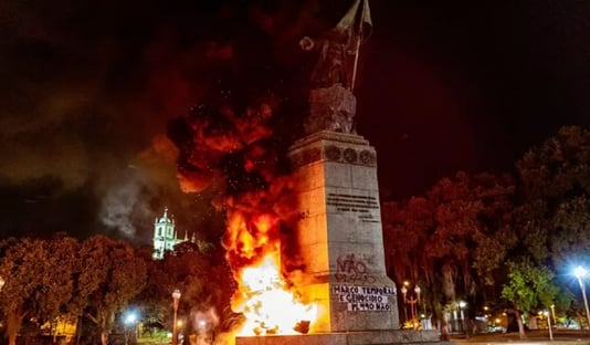 Estátua de Pedro Álvares Cabral é incendiada no Rio