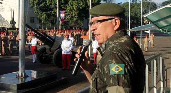 Triste espetáculo de subserviência e anacronismo, diz general sobre micareta militar
