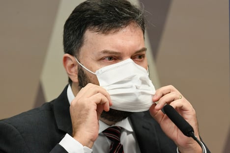 Coronel negociou vacinas para mercado privado um mês antes de lei sobre o tema