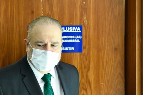 Aras sobe no muro e cita Ulysses, sobre Constituição: “Divergir, sim; afrontá-la, nunca”