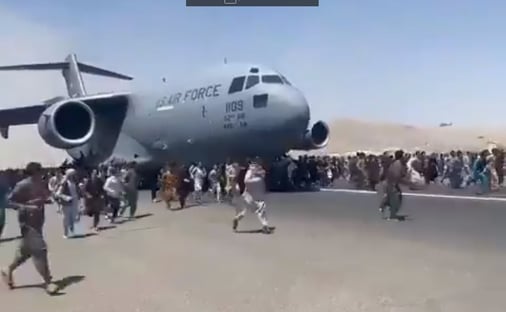 Afegãos caem de avião ao tentar fugir do Talibã; assista