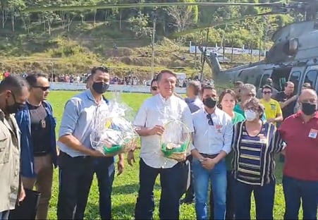 Sem máscara, Bolsonaro provoca aglomeração no interior de SP
