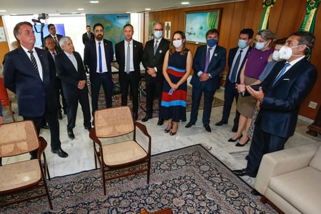 Bolsonaro, sem máscara, recebe executivos da Pfizer