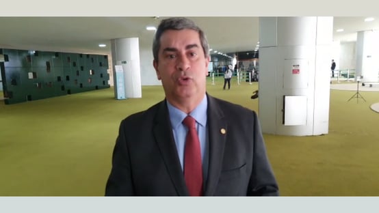 Deputado que arrebentou cartaz aposta em aprovação do voto impresso “por unanimidade”