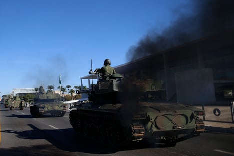 Desfile militar de Bolsonaro vira meme nas redes: cortina de fumaça