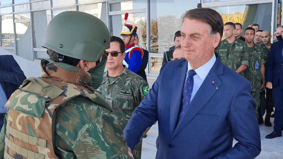 Oposição realiza ato contra uso político das forças armadas