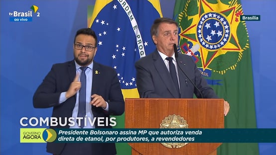 Bolsonaro volta a jogar preço dos combustíveis no colo dos governadores
