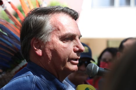 Bolsonaro sanciona mudança em direitos de transmissão de jogos de futebol
