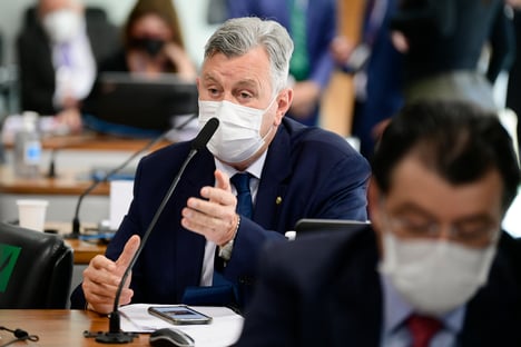 Heinze faz aniversário e senadores brincam: “Bolo terá glacê de cloroquina”