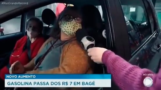 Cliente de posto pede impeachment de Bolsonaro ao vivo na Record